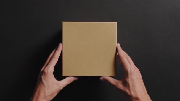 Manos Apertura Caja Cartón Sobre Fondo Negro — Vídeos de Stock