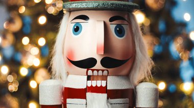 Oyuncak Fındıkkıran Noel ağacının yanında.