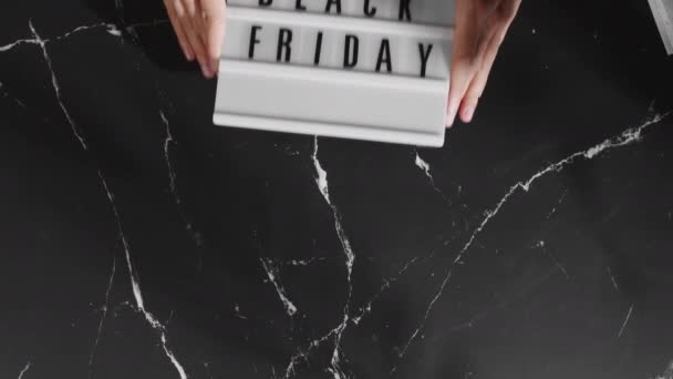 Manos Colocando Letrero Viernes Negro — Vídeos de Stock