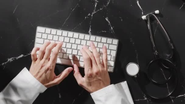 Tastarea Mâinilor Medicului Tastatură — Videoclip de stoc