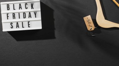 Kara Cuma işaretinin yakınına.