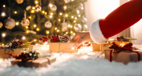 Закрытие Санта Клауса Несет Рождественские Подарки Собой — стоковое фото