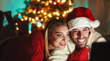 Ağacın altındaki nişanlı çifti yakın plan yapın.