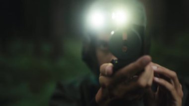 Araştırmacı kendini gece yarısı pusulayla dağın ormanına yönlendirir..
