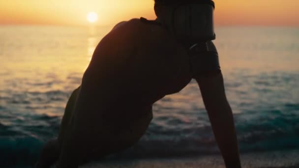 Homem Treina Nascer Sol Praia Com Máscara Gás — Vídeo de Stock