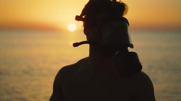 Homme Entraîne Lever Soleil Sur Plage Avec Masque Gaz — Video