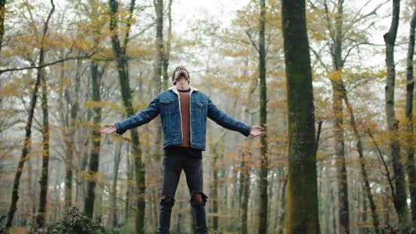 少年は森の中で純粋な空気を呼吸する — ストック動画