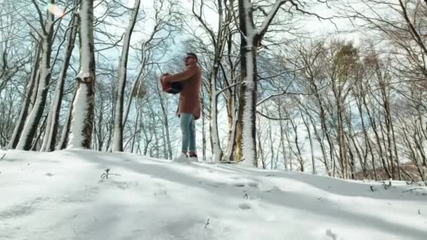 Hombre Toca Acordeón Bosque Nevado — Vídeos de Stock