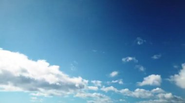 Mavi gökyüzünde bulutlar zaman atlamalı.
