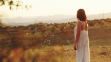 Güzel bir kadın sabun köpükleriyle dans eder