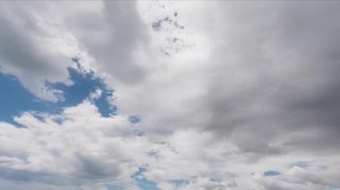 Mavi gökyüzünde bulutlar zaman atlamalı.