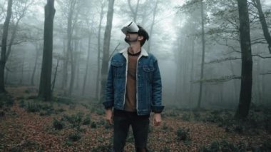 Ormanda gözlüklü bir adam. 