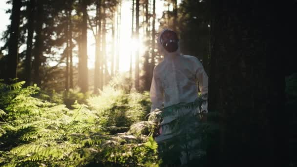 Homme Désinfecte Forêt Contamination Bactérienne Salopette Blanche — Video
