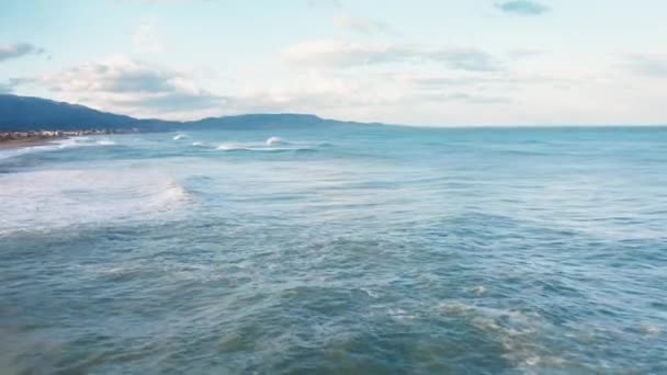 Vista Aérea Las Olas Del Océano Estrellándose Playa Arena — Vídeos de Stock