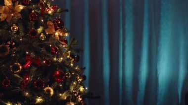 Mavi arka planda noel ağacı.