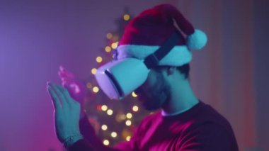 Noel için VR gözlüklü bir adam. 