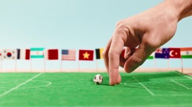 Masanın üzerinde minyatür futbol sahası