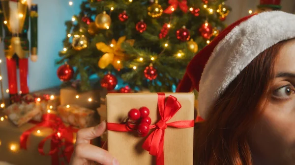 Menina Surpresa Com Caixa Presente Natal — Fotografia de Stock