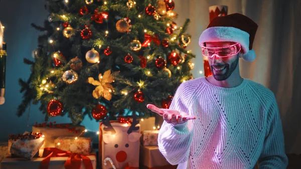 Mann Mit Futuristischem Glas Unterm Weihnachtsbaum — Stockfoto