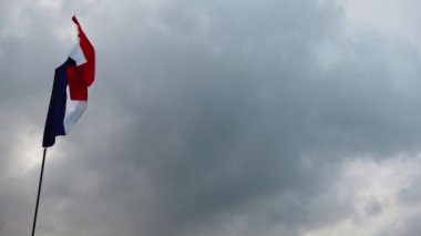 Bulutlu Gökyüzünde Fransa Bayrağı