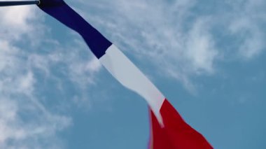 Bulutlu Gökyüzünde Fransa Bayrağı