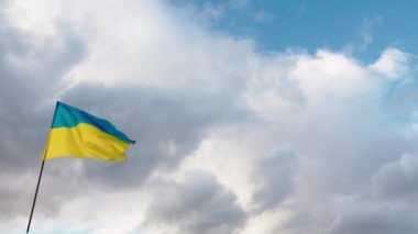 Bulutlu Gökyüzünde Ukrayna Bayrağına Yaklaş
