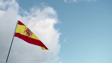 Bulutlu Gökyüzünde İspanya Bayrağını Salla