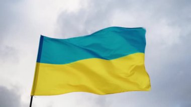 Bulutlu Gökyüzünde Ukrayna Bayrağına Yaklaş