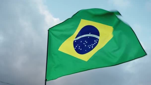 Gros Plan Sur Tissage Drapeau Brésil Sur Ciel Nuageux — Video