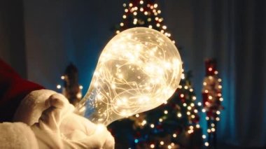 Noel Baba 'ya yaklaş Noel lambası tut. 