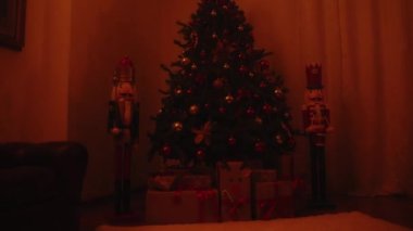 Evdeki Noel ağacını kapat.