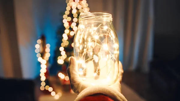 Papai Noel Segurando Luzes Natal — Fotografia de Stock