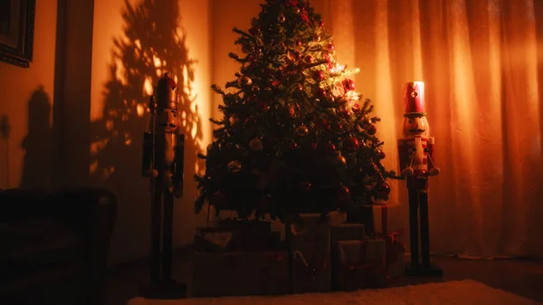 Κλείσιμο Του Χριστουγεννιάτικου Δέντρου Στο Σπίτι — Φωτογραφία Αρχείου
