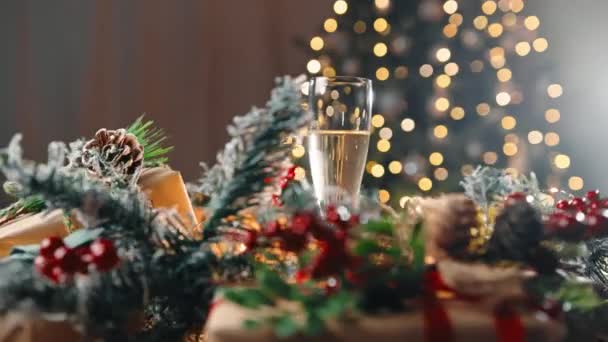 Close Champagne Pohár Vánoční Dárkové Krabice — Stock video
