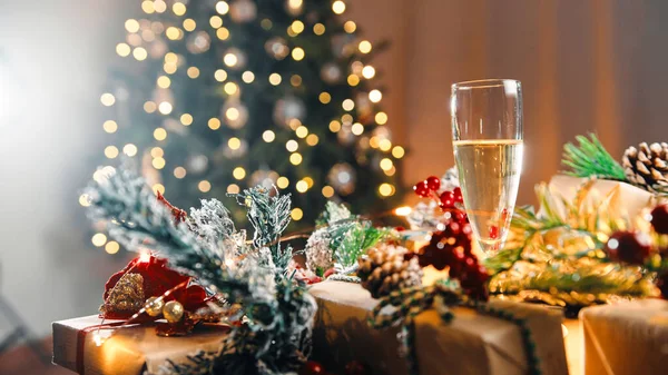 Chamapgne 'nin kadehini kapat.