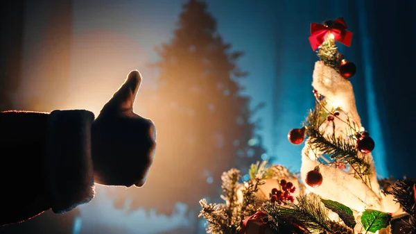 Закрытие Санта Клауса Делает Пальцы Вверх — стоковое фото