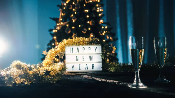 Chamapgne 'nin kadehlerini yakın.