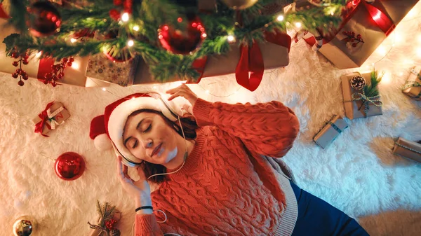 Dívka Sluchátky Pod Vánoční Stromeček — Stock fotografie