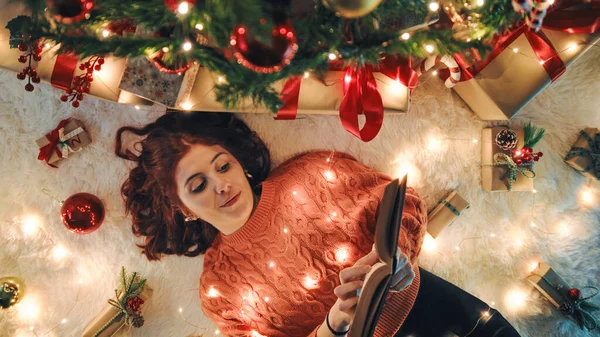 Detail Dívky Pod Vánoční Strom — Stock fotografie