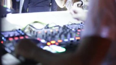 Disko kulübünde dans müziği karıştırmak için DJ ses kontrol konsolu.