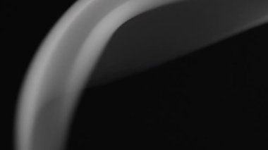 Siyah arkaplanda gerçekçi duman efektleri.