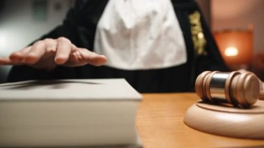 Mahkemedeki Yargıcın Kapanışı
