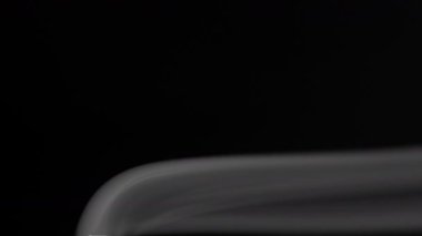 Siyah arkaplanda gerçekçi duman efektleri.