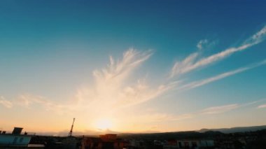 Mavi gökyüzünde bulutlar zaman atlamalı.