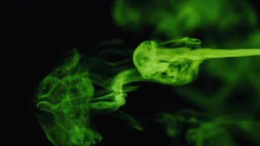 Siyah arkaplanda gerçekçi duman efektleri.