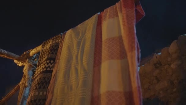 Одежда Висит Средневековой Деревне Ночью — стоковое видео