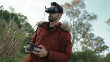 pilot sanal gözlüklerle fpv drone 'u kontrol ediyor 