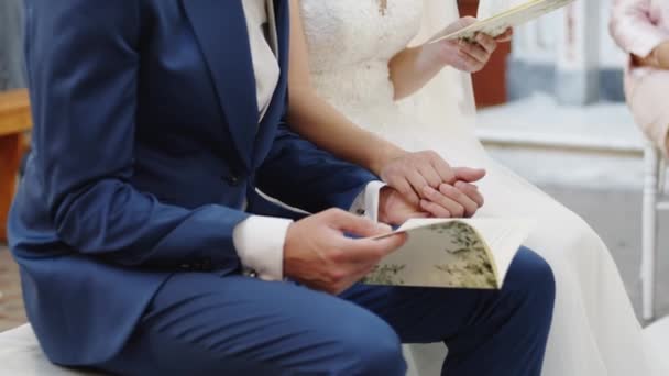 Noiva Noivo Mãos Dadas Durante Recepção — Vídeo de Stock