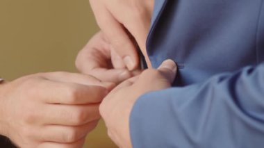 Adam düğün için şık giyiniyor..