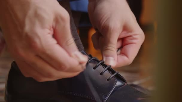 Hombre Atando Zapatos Charol — Vídeos de Stock